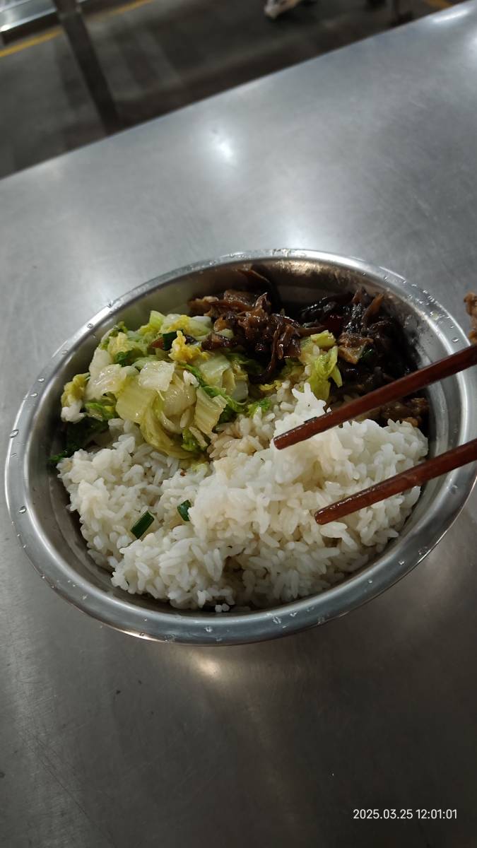 每天，再累多累，吃这样的饭菜，呆着一囗气上班-神人佛-善无痕蛇无泪